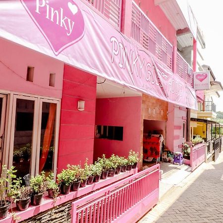 Pinky Guest House Syariah Kota Batu Buitenkant foto