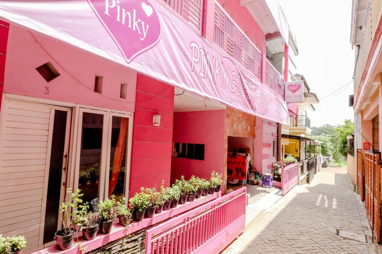Pinky Guest House Syariah Kota Batu Buitenkant foto