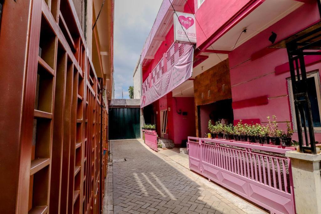 Pinky Guest House Syariah Kota Batu Buitenkant foto