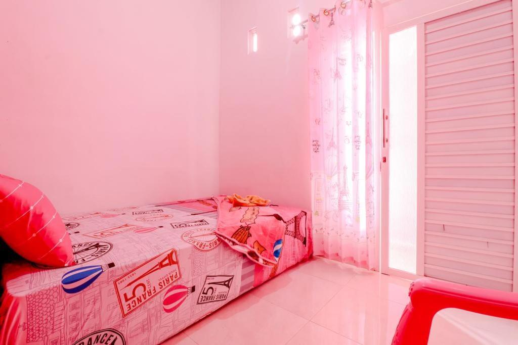 Pinky Guest House Syariah Kota Batu Buitenkant foto
