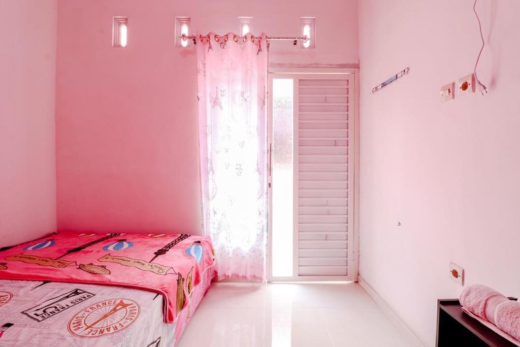 Pinky Guest House Syariah Kota Batu Buitenkant foto