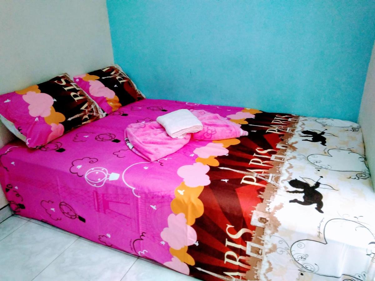 Pinky Guest House Syariah Kota Batu Buitenkant foto