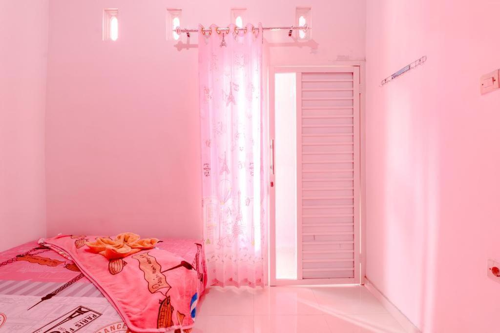 Pinky Guest House Syariah Kota Batu Buitenkant foto