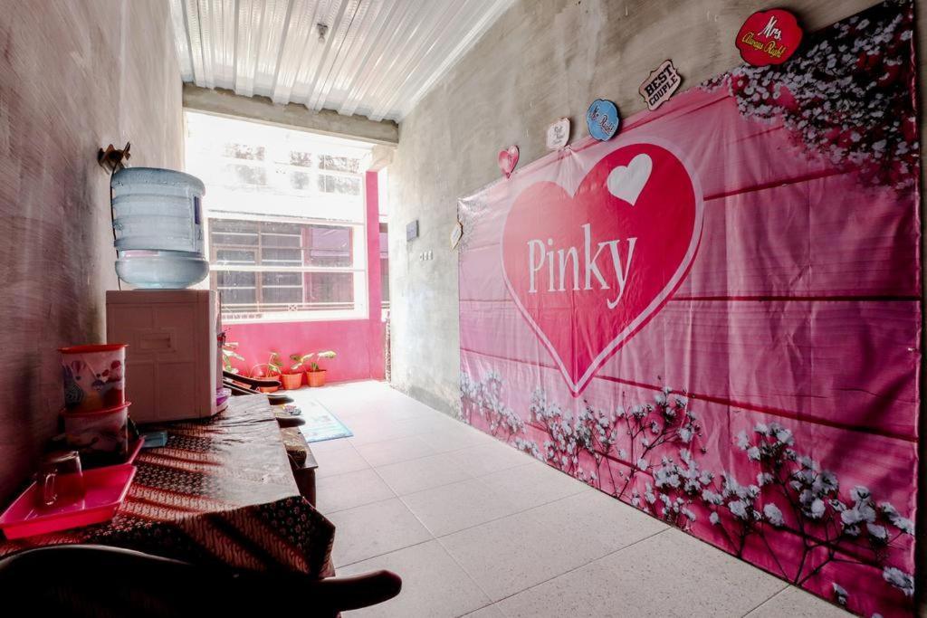 Pinky Guest House Syariah Kota Batu Buitenkant foto