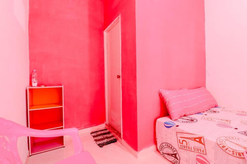Pinky Guest House Syariah Kota Batu Buitenkant foto
