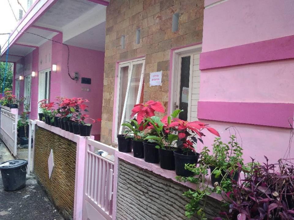 Pinky Guest House Syariah Kota Batu Buitenkant foto