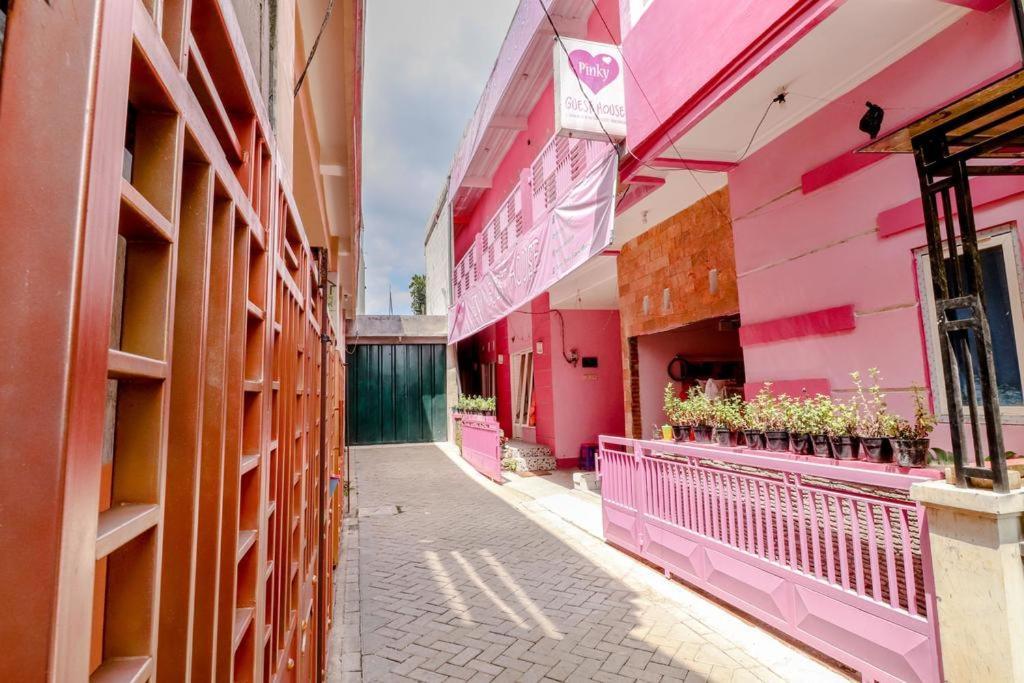 Pinky Guest House Syariah Kota Batu Buitenkant foto