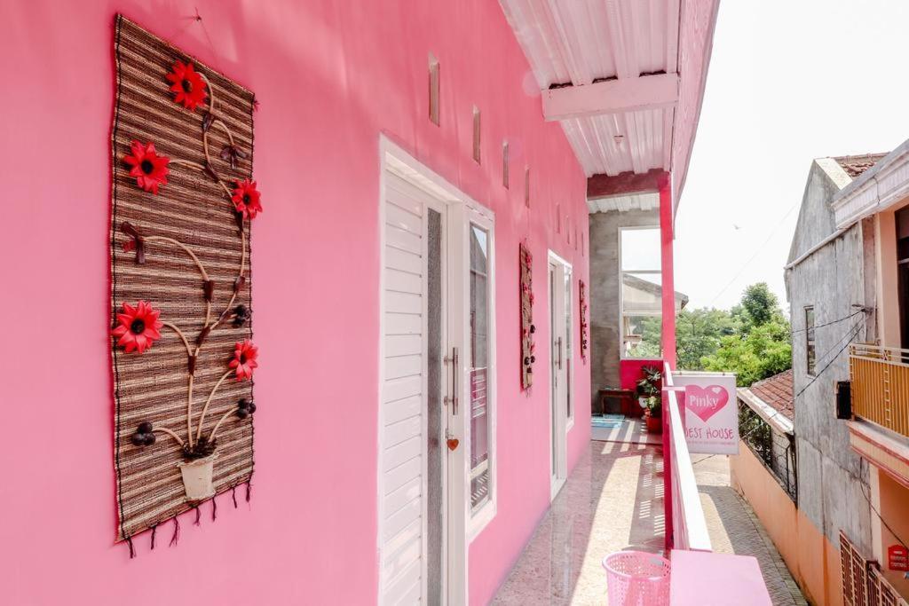 Pinky Guest House Syariah Kota Batu Buitenkant foto