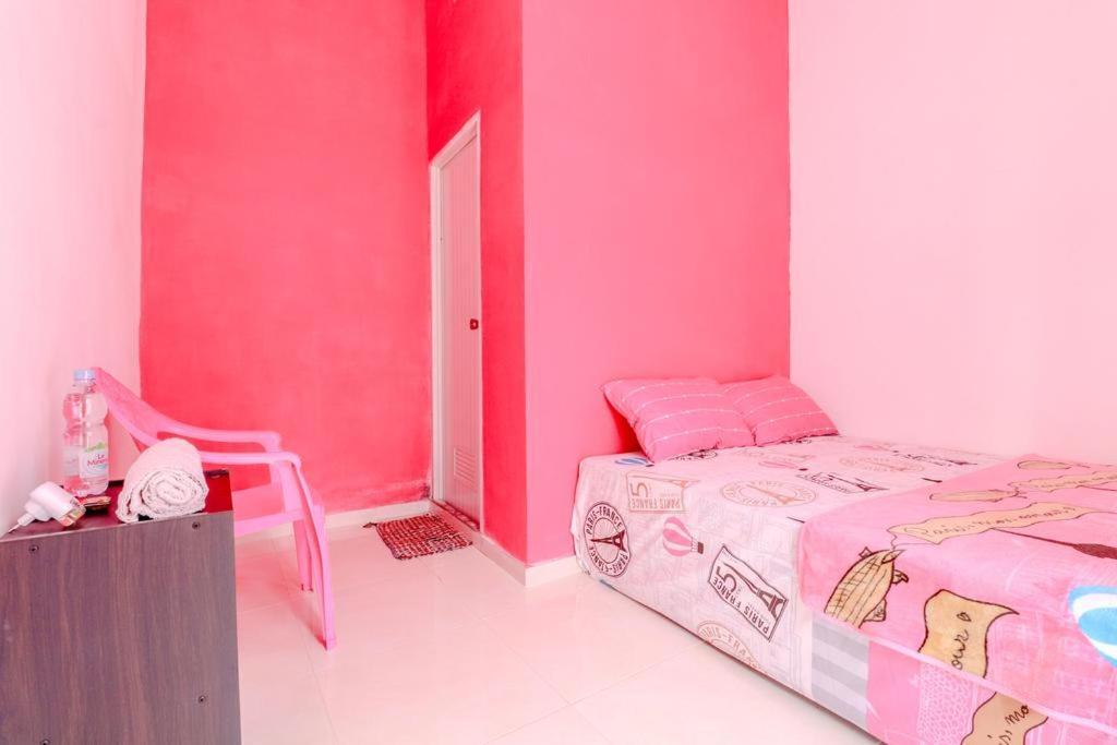 Pinky Guest House Syariah Kota Batu Buitenkant foto