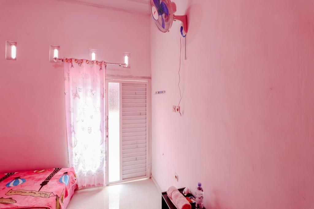 Pinky Guest House Syariah Kota Batu Buitenkant foto